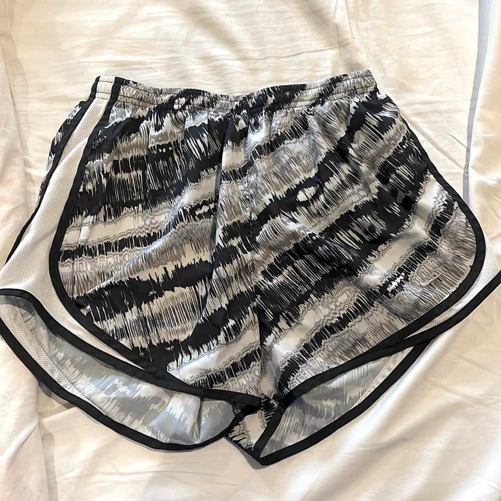 EUC LARGE Black and white Nike Tempo shorts